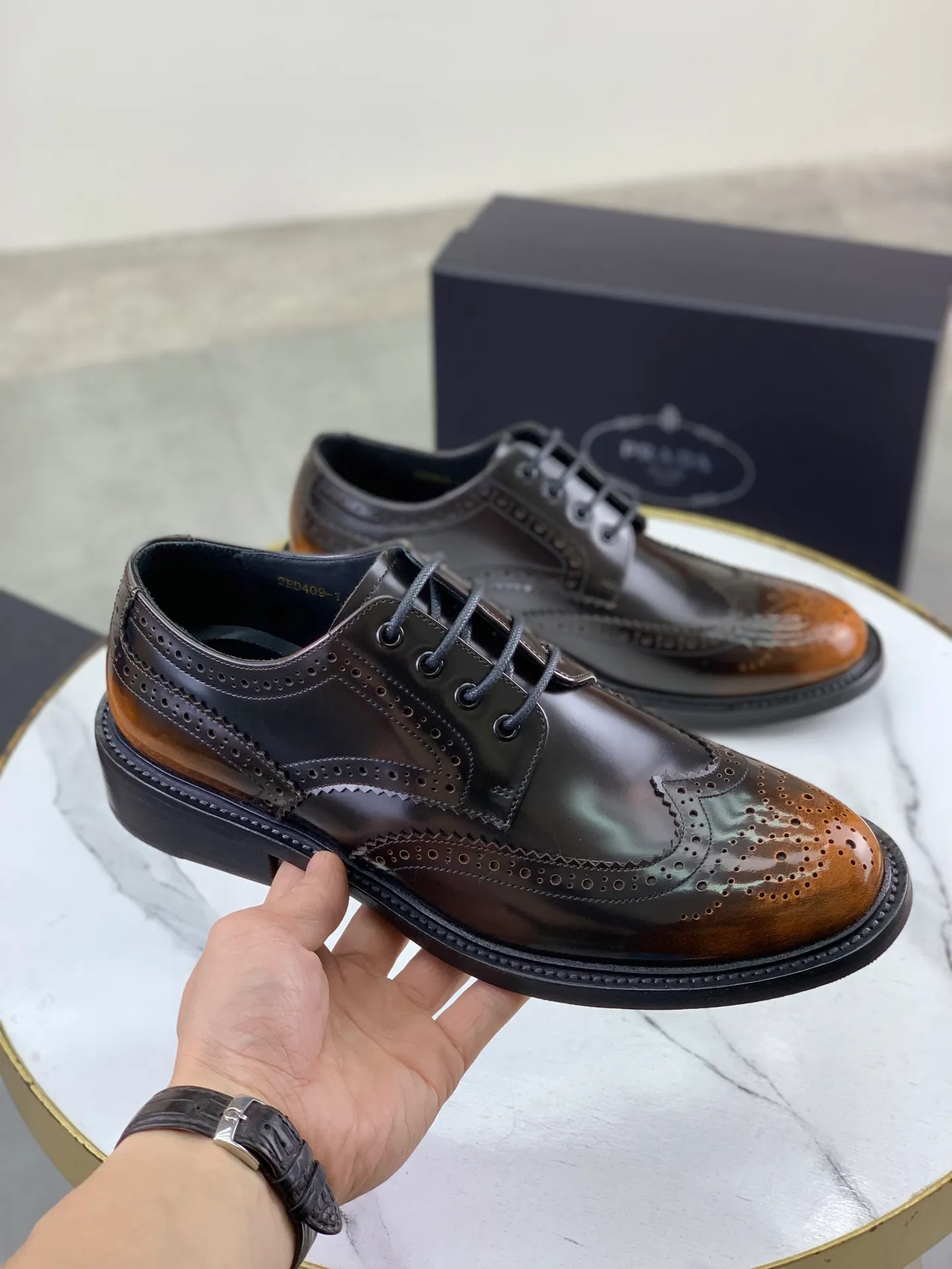 Factory price P980 💰 (genuine leather outsole series) original quality, top version 🔱 ＰＲＡＤＡPrada. Men's business casual leather shoes, top quality cow leather. 1:1 shipment⬆️Luxurious and noble👞All imported original color-changed cowhide, just to create a more comfortable wearing experience. Upper: Original comfortable selected high-end color-changed calfskin➕Top imported water-dyed full cow lining, original lightweight and comfortable high-grade genuine leather outsole✔️Code number: 39-44 (38 45 46 47 can be customized)